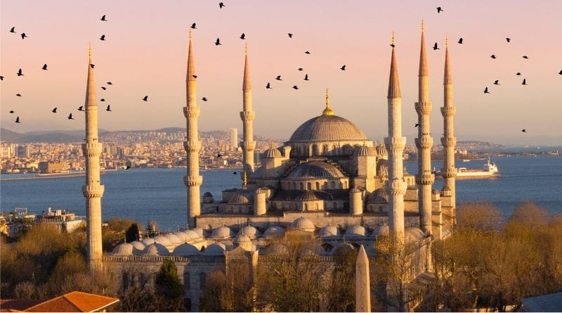 Tour Istanbul con volo, panorama della Moschea Blu al tramonto con il Bosforo sullo sfondo