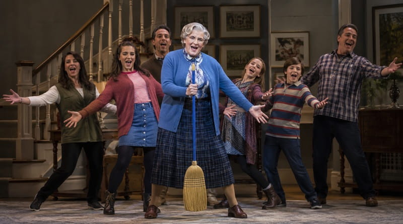 Scena del musical Mrs. Doubtfire al Teatro Nazionale di Milano con il celebre personaggio al centro del palco insieme al cast durante un'esibizione, in vista della prima produzione italiana del 2027.