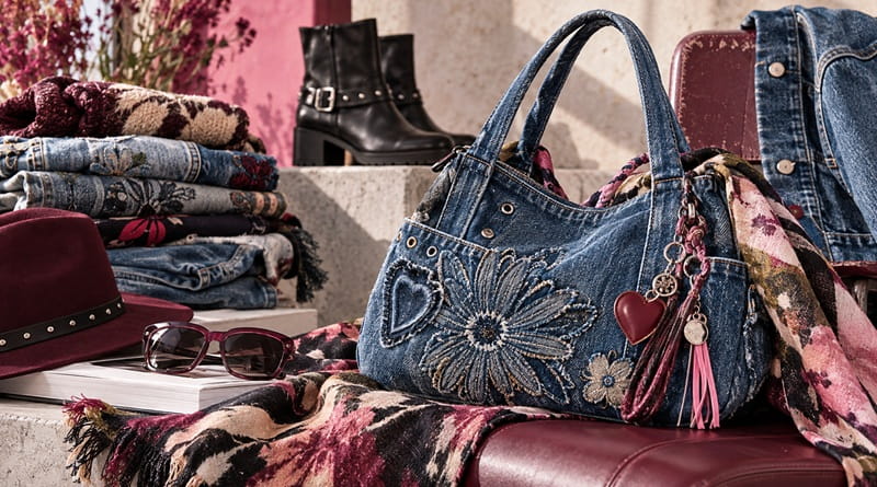 Nuova Collezione Desigual con borsa in denim e accessori moda, protagonista della promozione con sconto Desigual di 10 euro. 🦎