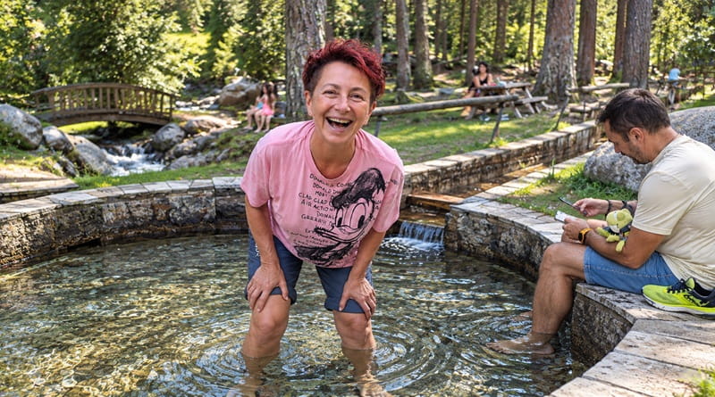 La Bipede affronta l’acqua gelida del percorso Kneipp di Varna, lungo il Rio Scaleres, tra bosco, sorrisi e avventure in Alto Adige.