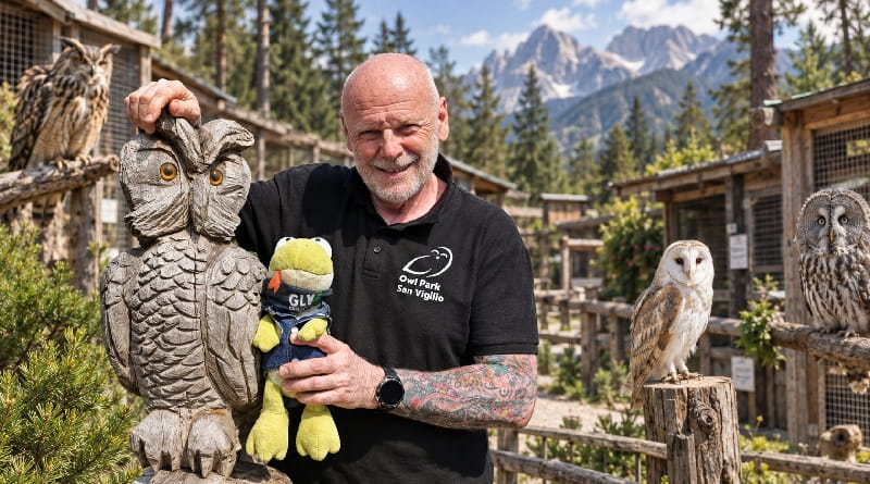 Mario dell’Owl Park San Vigilio con Geco Gaudenzio e alcuni rapaci, tra gufi, civette e montagne dell’Alto Adige.