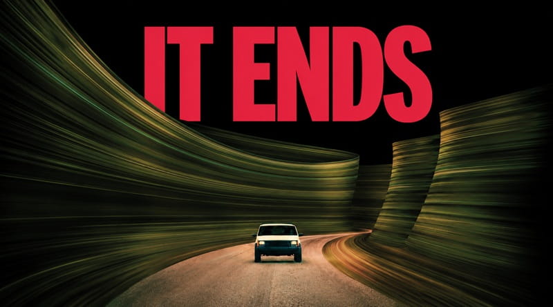 Locandina di It Ends, film horror al cinema dal 28 ottobre 2026: un'auto percorre una strada surreale senza fine, sotto il titolo rosso del film.