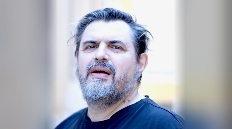 Primo piano di Pietro De Pascalis, protagonista di RIP Resta in piedi, spettacolo teatrale alla Cavallerizza di Milano nel 2026.