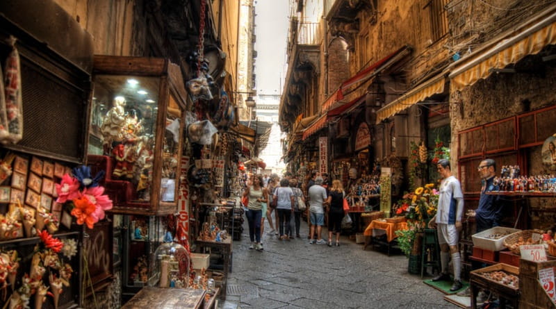 San Gregorio Armeno a Napoli, strada storica con botteghe artigianali e presepi napoletani, tappa del viaggio Napoli dei Presepi 2026 di GoditilaVita.