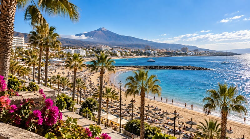 Panorama di Tenerife con spiagge, palme, Oceano Atlantico e vulcano Teide sullo sfondo. Vacanza a Tenerife con volo da Milano e hotel incluso.